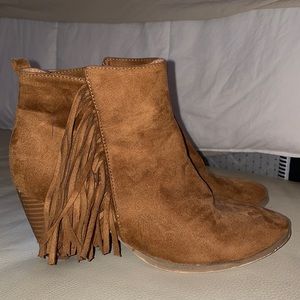 Fringe booties in chestnut color!